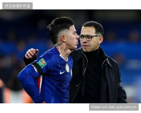 恩佐·费尔南德斯在中场组织中扮演关键角色，为切尔西的进攻线输送了大量机会